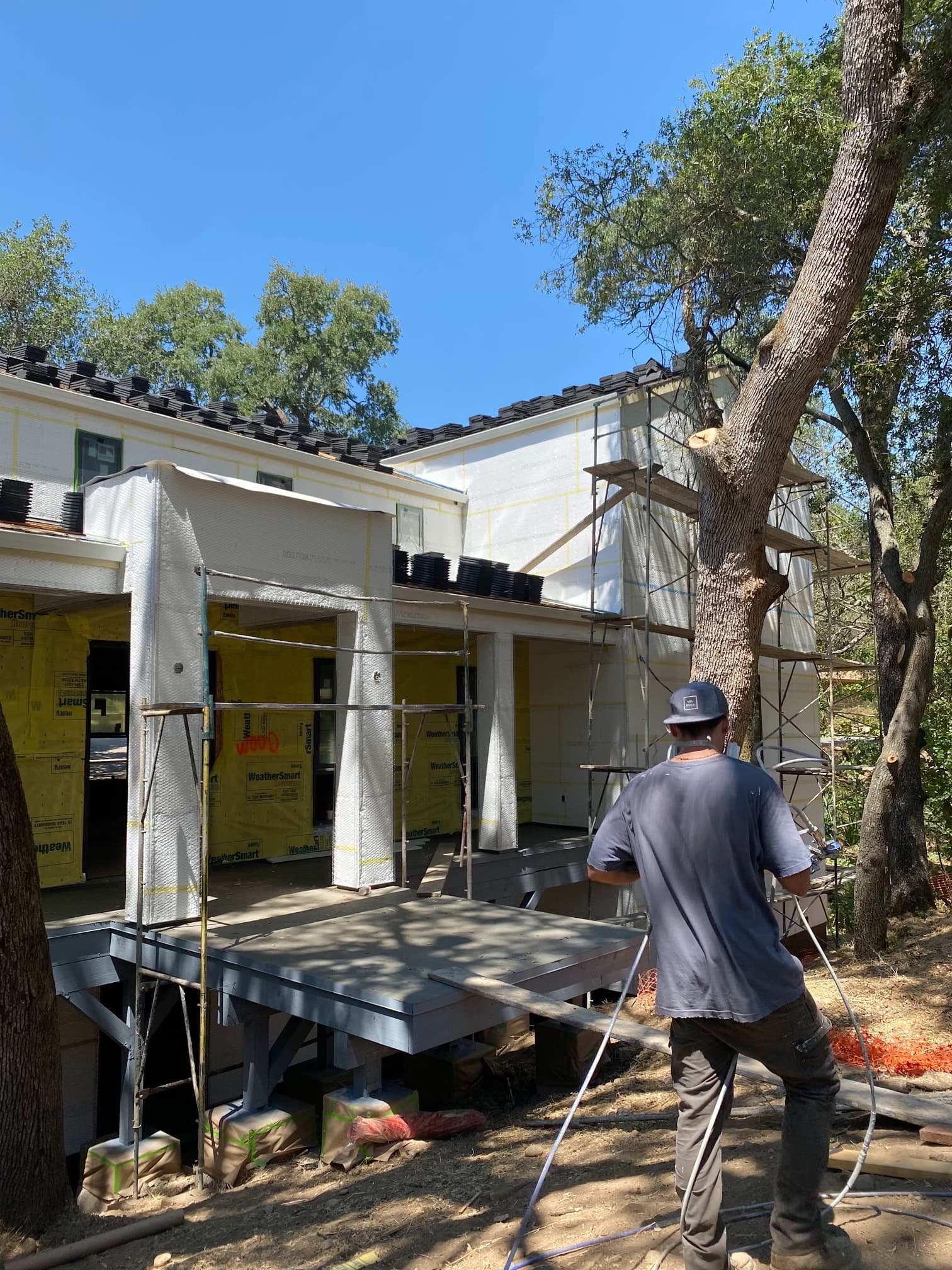 Sacramento exterior painting before - weathered house exterior